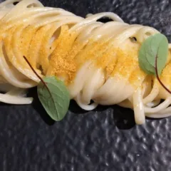 Chef Alessandro Feo, linguine al burro di bufala, colatura di alici e polvere d'arancia