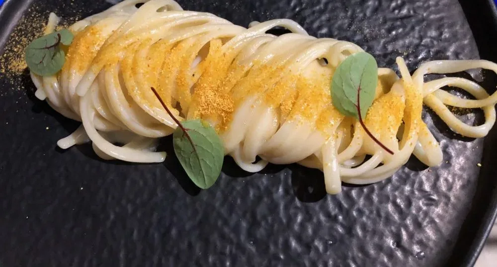 Chef Alessandro Feo, linguine al burro di bufala, colatura di alici e polvere d'arancia