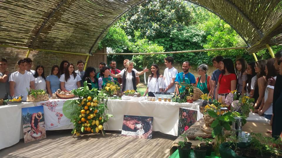 I ragazzi della 4B del Liceo Scientifico Ettore Majorana di Pozzuoli e i produttori del Paniere Flegreo