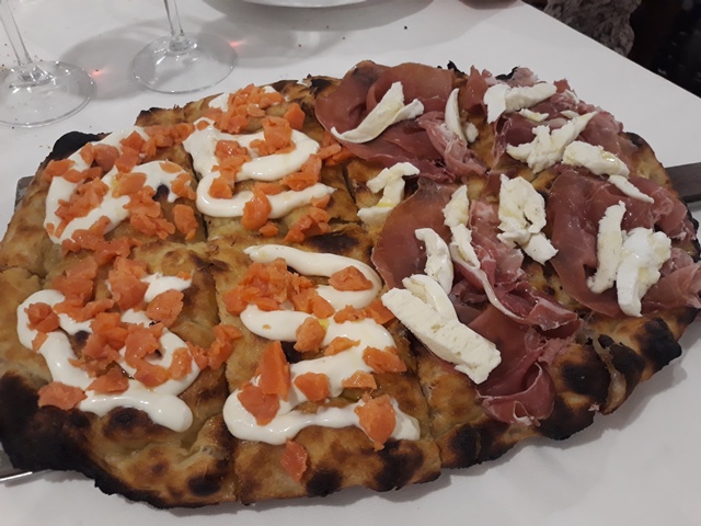 Il Bersagliere - Focaccia prosciutto e bufala, Stracchino e salmone selvaggio Red King