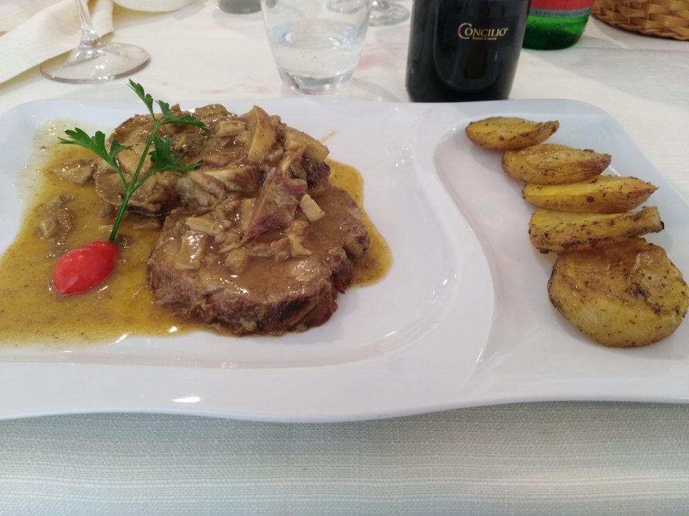 Ristorante del Casale degli Ulivi Arista di maiale con funghi porcini e patate arrosto