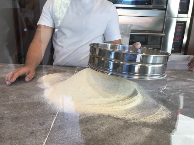 Sciue' Pizzainteglia - preparazione dello staglio