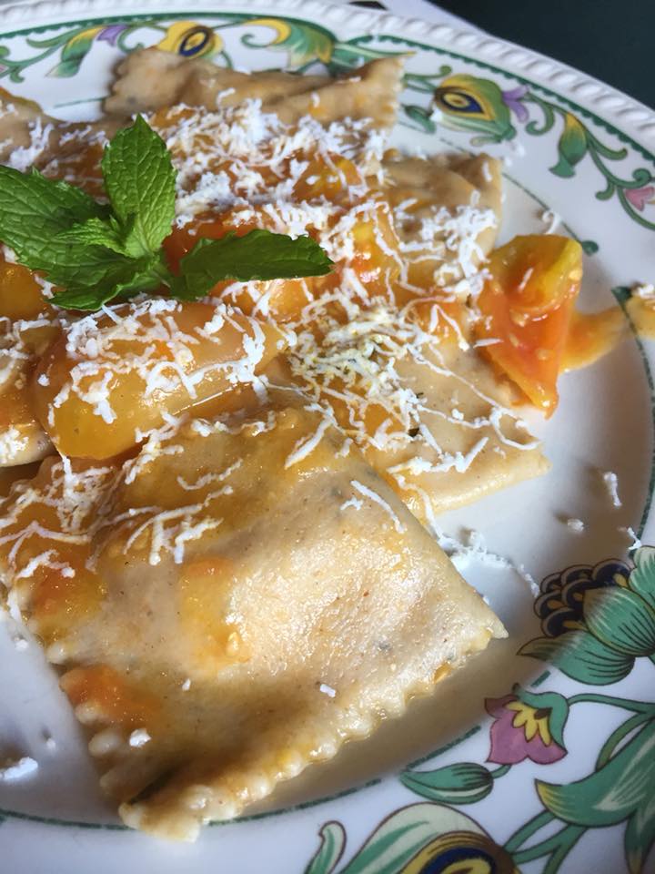 I Moresani, raviolo di grano saragolla con pomodorini gialli e ricotta di capra