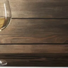 Vino bianco in legno