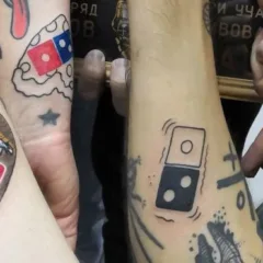 tatuaggio che raffigura il logo di Domino's