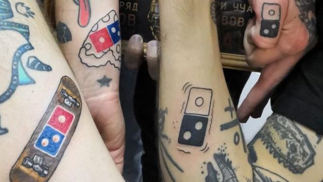 tatuaggio che raffigura il logo di Domino's