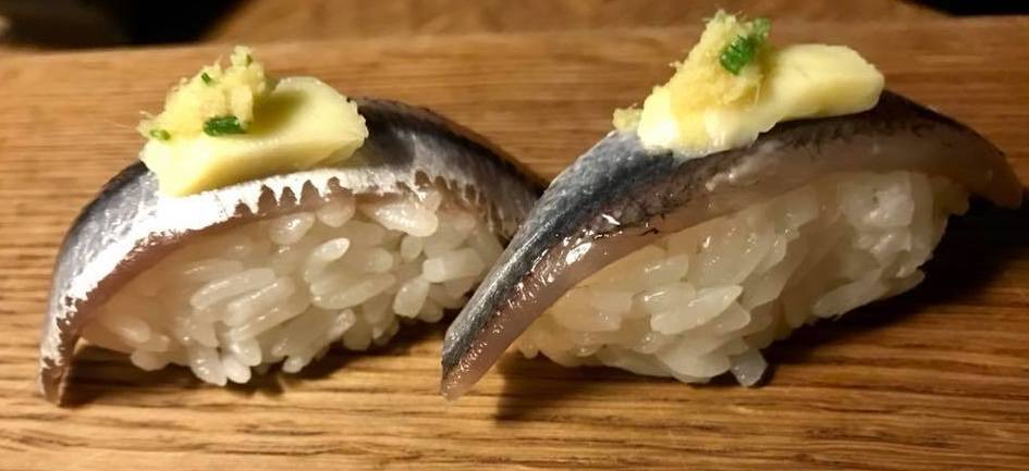 Roji a Nola. Sushi di alici e burro