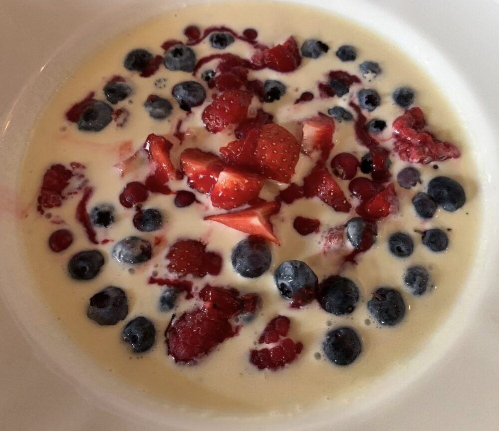 Ristorante Corte Visconti, vellutata al lime con frutti di bosco