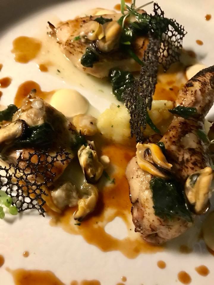 Roji a Nola. Pollo di mare con patata ratta burro bruciato e lime, maionese di pollo arrosto, frutti di mare e alghe