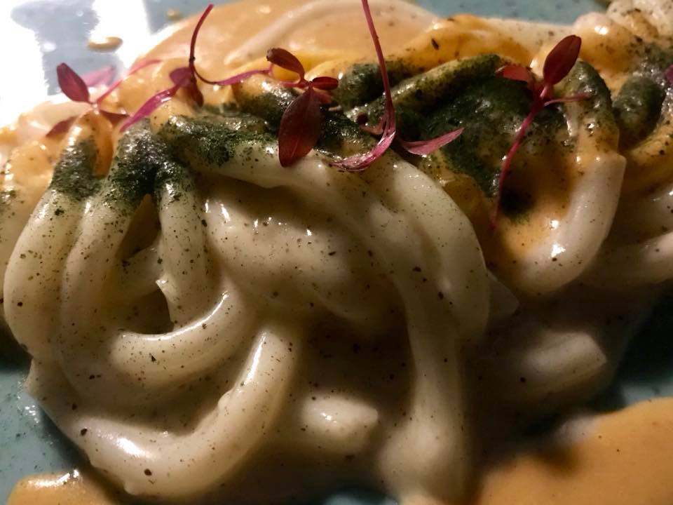Rojia Nola. Udon cacio pepe, salsa di riccio e plancton marino