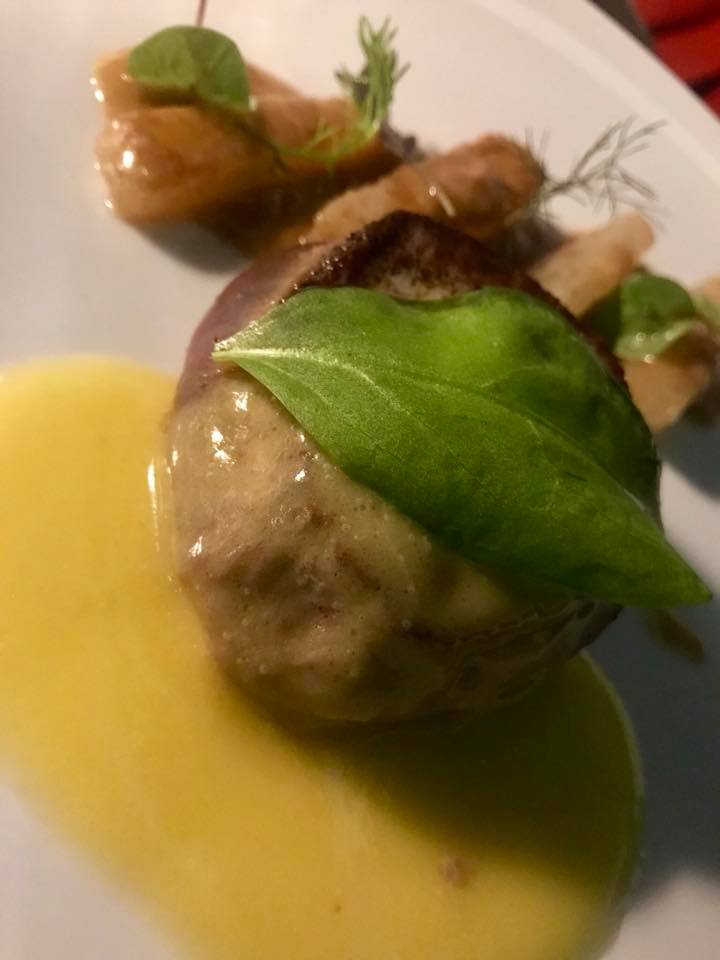 Roji a Nola. Filetto di zebra, estratto di pomodoro giallo acidulato, e daikon alla scaloppina