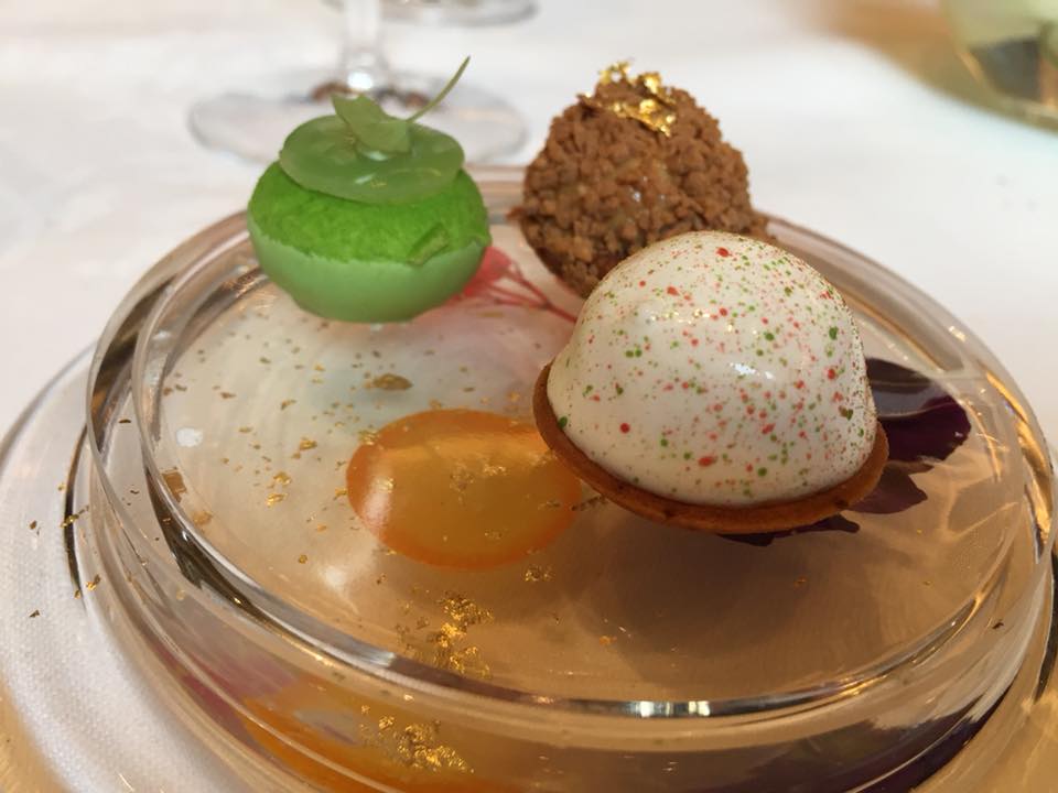 Le Cinq, pre dessert con bon bon alla mela verde, nocciola e vaniglia