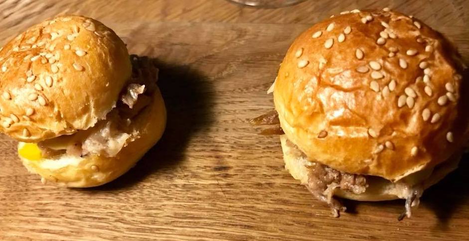 Roji a Nola. Aperitivo - Mini burger con maialino nero casertano agrodolce , salsa alla senape, e verdure fermentate