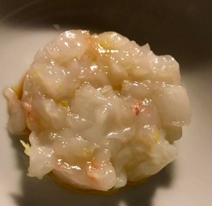 Roji a Nola. Tartare di scampo olio evo e soia tamari