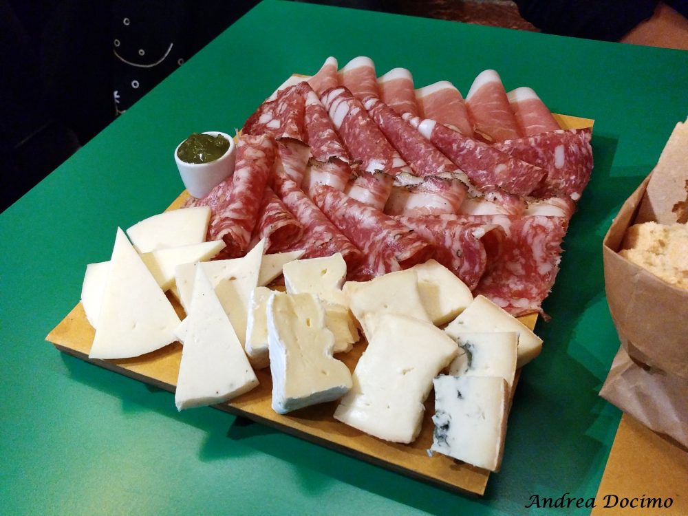 Diorama Pub a Firenze. Il tagliere con salumi e formaggi