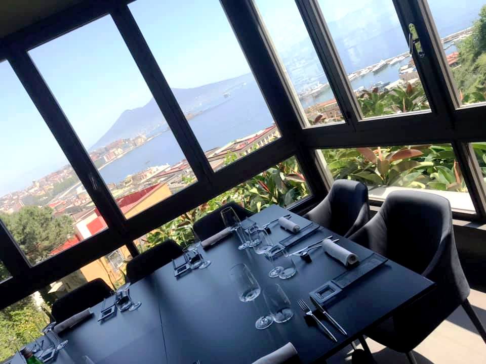 NO.RO - La sala che domina Posillipo e Napoli