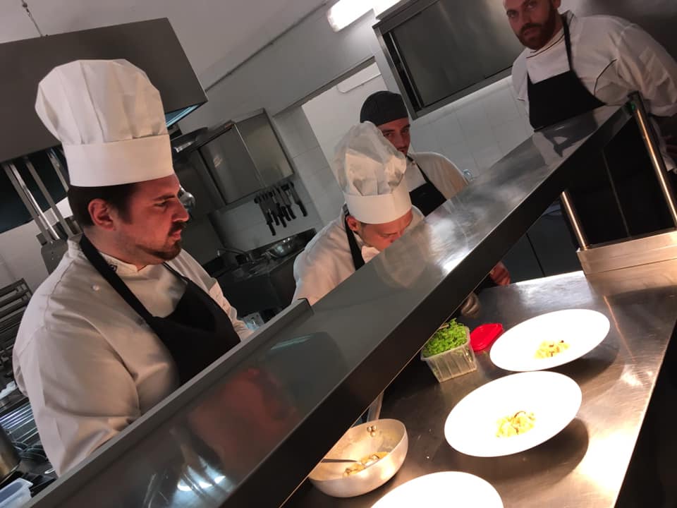 Lo Chef Antonio Grasso e la sua brigata in cucina