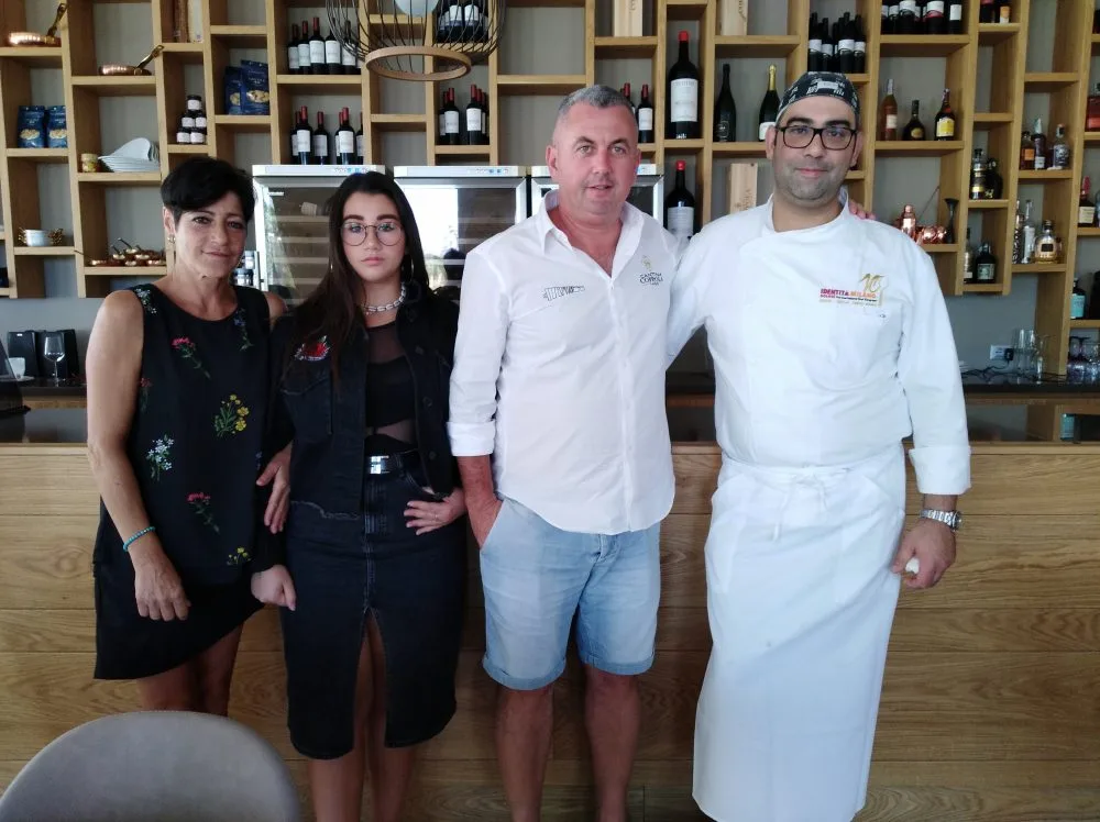Giuseppe Coppola, con moglie, figlia e lo chef Stefano Politi