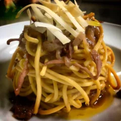 Il Boccon Divino - Spaghetti alla chitarra con guanciale di nero casertano e cipolla di Alife