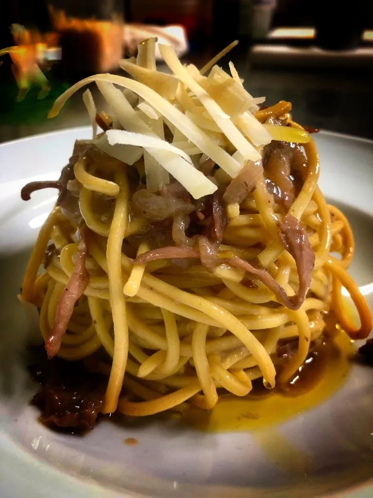 Il Boccon Divino - Spaghetti alla chitarra con guanciale di nero casertano e cipolla di Alife