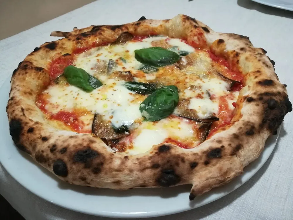 Masseria Gigli - Pizza con Parmigiana di Melanzane