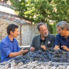 Patrice Taravella tra l’agronomo Francesco Naldi -sulla sinistra e l’enologo Giorgio Marone -sulla destra