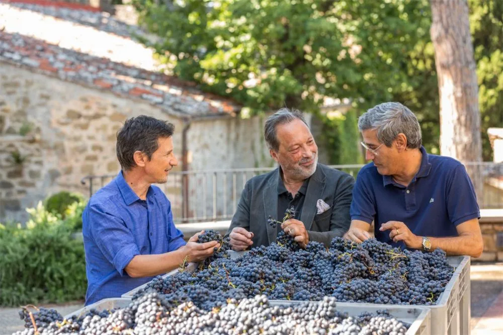Patrice Taravella tra l’agronomo Francesco Naldi -sulla sinistra e l’enologo Giorgio Marone -sulla destra