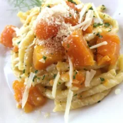 Fusillo casereccio di gragnano con zucca napoletana, scaglie di caciotta canestrata sorrentina e grattugiata di provolone del monaco