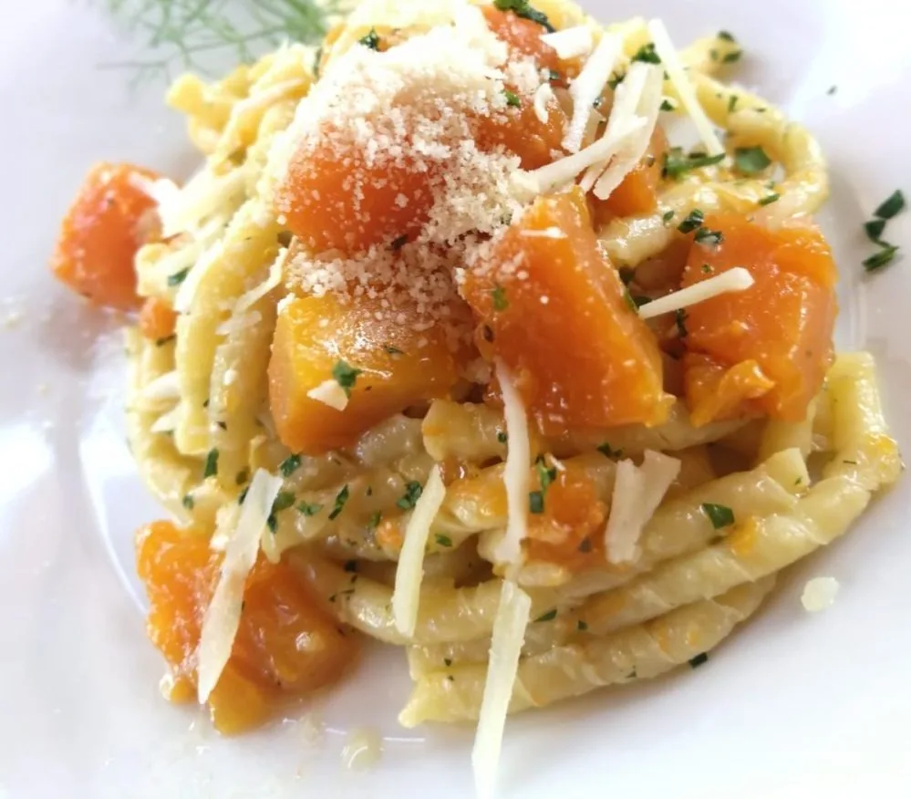Fusillo casereccio di gragnano con zucca napoletana, scaglie di caciotta canestrata sorrentina e grattugiata di provolone del monaco