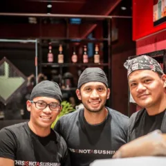 This is not a sushi bar, lo staff - dal profilo instagram