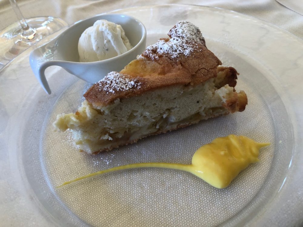 Trattoria Visconti, torta di mele con gelato alla vaniglia del Madagascar