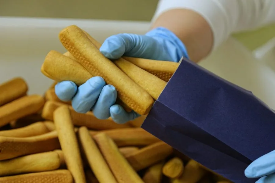 Biscotti di Castellammare del Biscottificio Riccardi confezionati manualmente