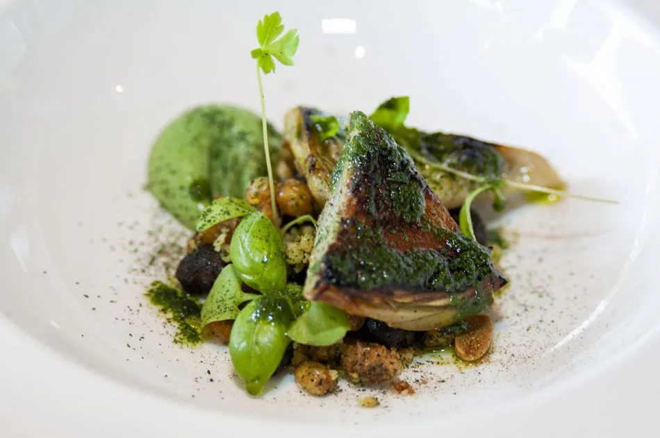 Cuori di carciofo arrosto con insalatina di grano e legumi fritti di Peppe Stanzione