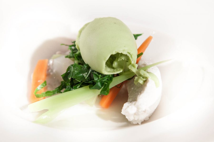 il dolce di Corrado Assenza che impiega carote, gambo e foglie di cavolo