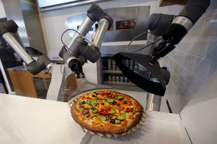 il robot Pazzi di Ekim prepara la pizza