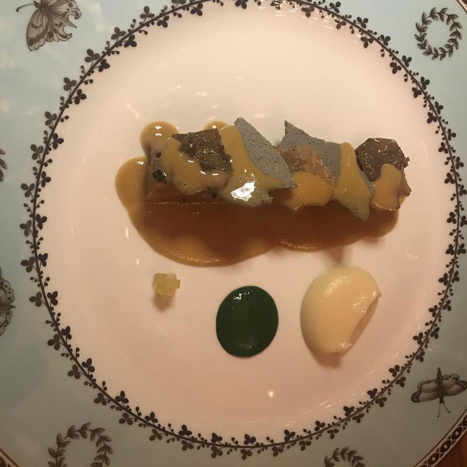 Osteria Francescana - la faraona seconda portata. La carne con la pelle e il bollito con la salsa dedicata ai Cantarelli