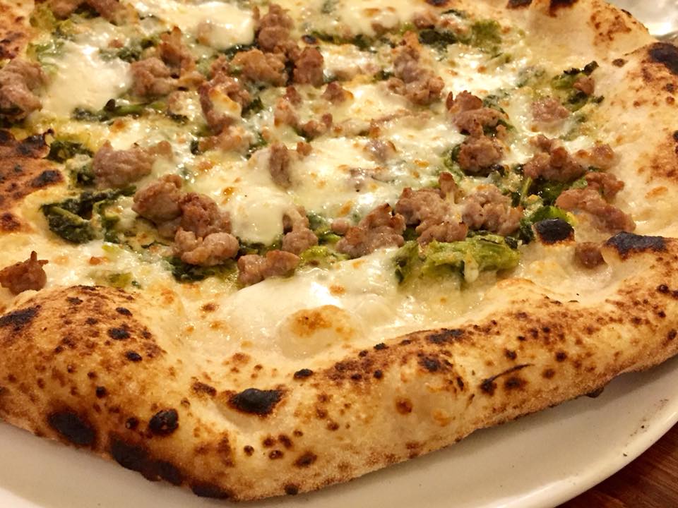 Abellinum, pizza salsiccia e broccoli