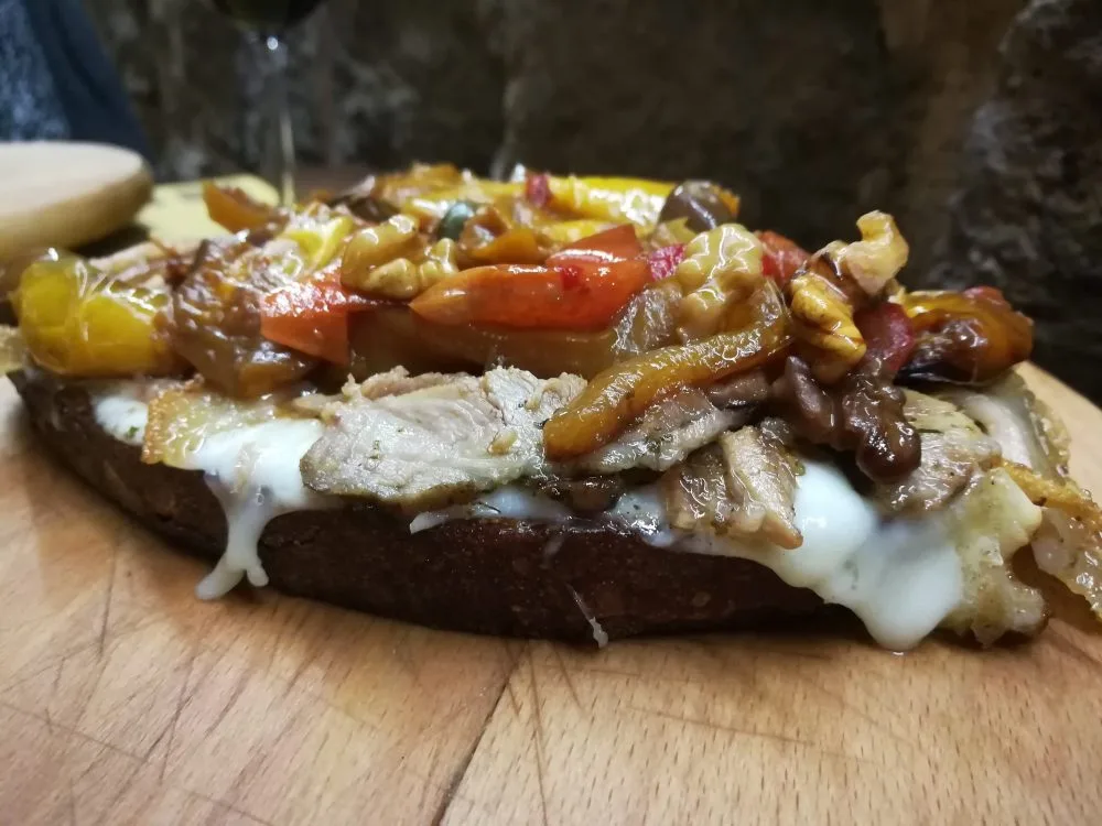 Antica Cantina 'O Spurtiglione - Pane Sannita, Caciocavallo impiccato, Porchetta di Circello, Peperoni con olive, capperi e noci