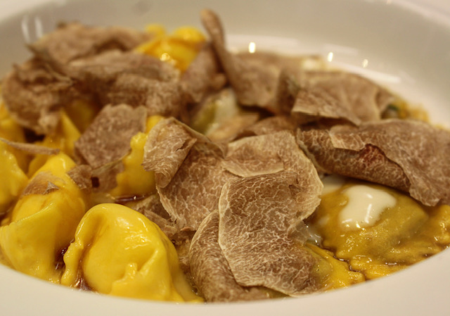 Enoteca Pinchiorri, Agnolotti di ossobuco stufato e ravioli di patata bianca, con sugo d’arrosto, fonduta di formaggio e tartufo bianco