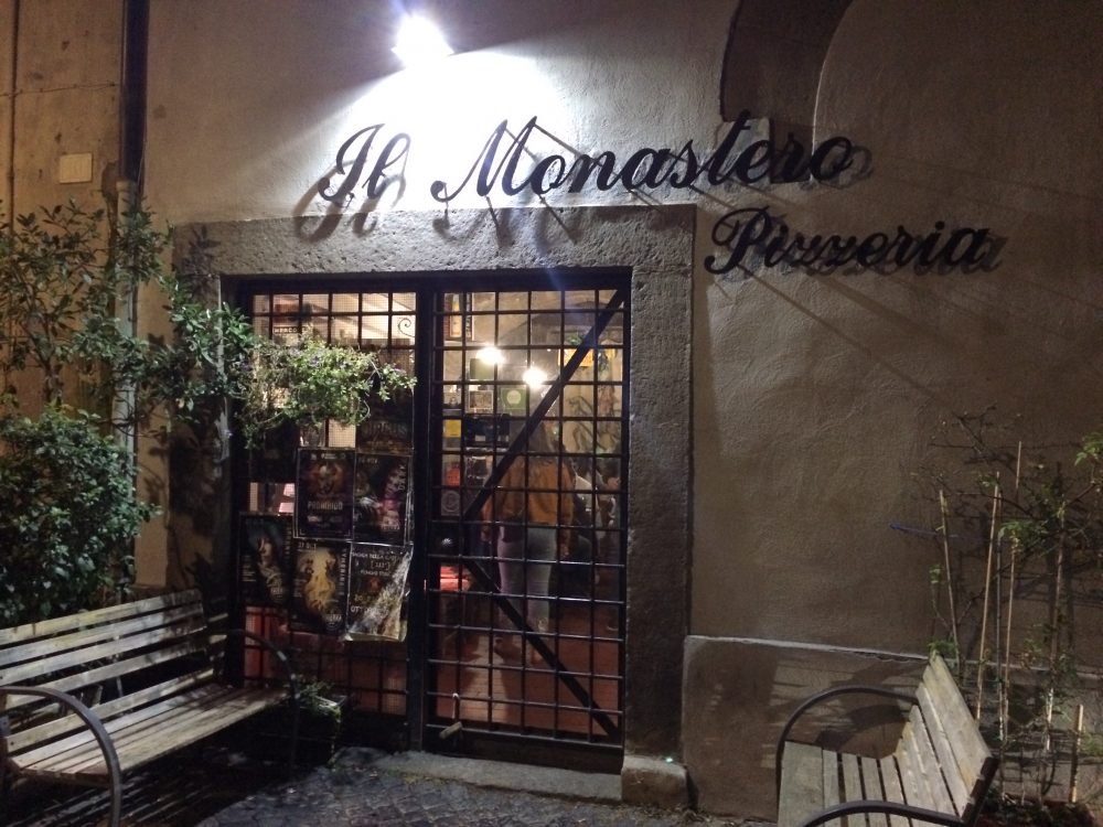 Il Monastero, Ingresso