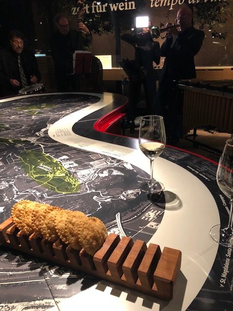 L’elegante degustazione in cantina accompagnata da musica jazz