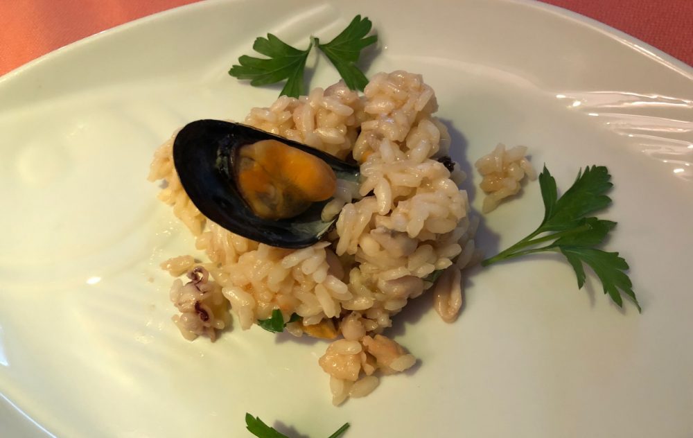 Le Macine, Ascea Marina, la versione 2018 del risotto alla pescatora che il gentile Luciano Ferolla ha fatto preparare in omaggio al risottaro milanese