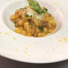 Perle di patate con fonduta di cipolle di Montoro