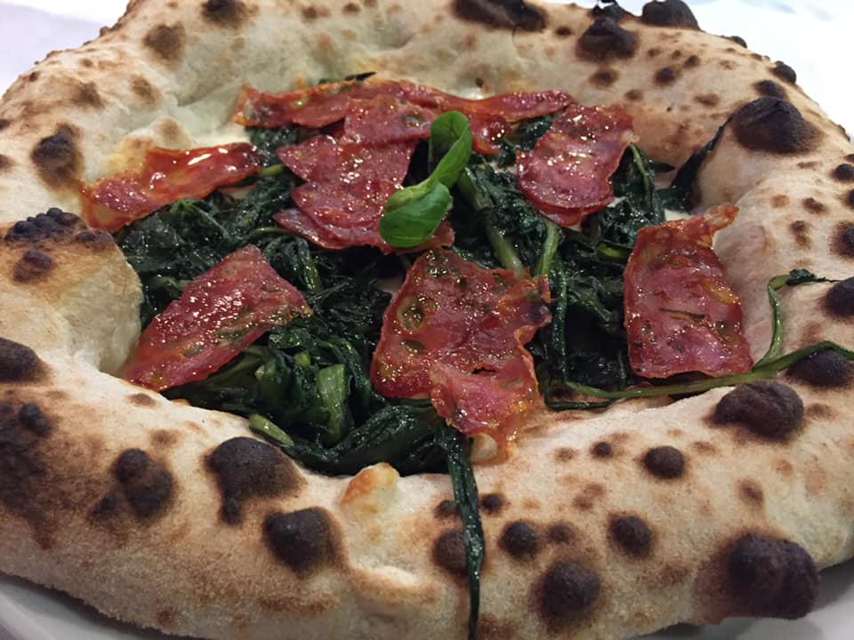 Piccolo Buco, pizza con cicoria e salsiccia secca