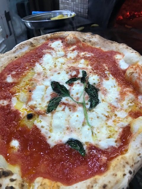 Pizzeria Mattozzi a Pizza Carita' dal 1833 - Pizza Margherita