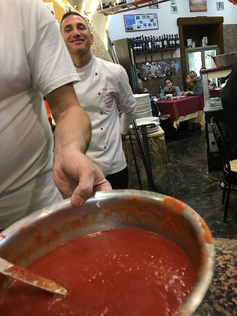 Pizzeria Mattozzi a Pizza Carita' dal 1833 - Pomodoro San Marzano schiacciato a mano