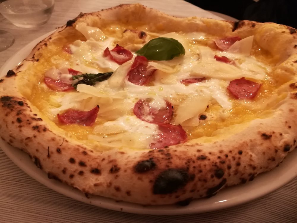 Pizzeria Quattrocento Gradi - La Margherita Sbagliata con salame piccante e Caciocavallo Irpino