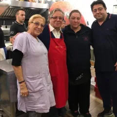 Pizzeria Starita a Materdei - la famiglia Starita con Antonio e consorte e i figli Giuseppe e Mena