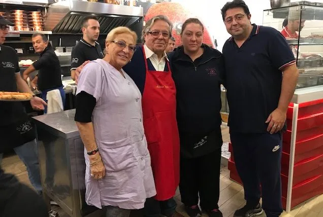 Pizzeria Starita a Materdei - la famiglia Starita con Antonio e consorte e i figli Giuseppe e Mena