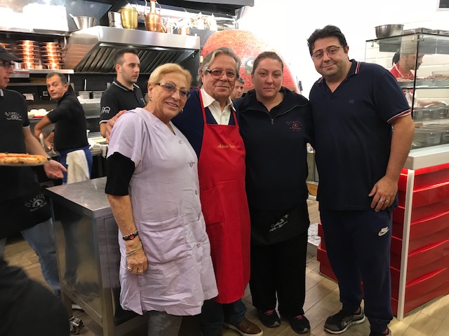 Pizzeria Starita a Materdei - la famiglia Starita con Antonio e consorte e i figli Giuseppe e Mena